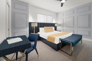 4 habitaciones, escritorio y tabla de planchar con plancha