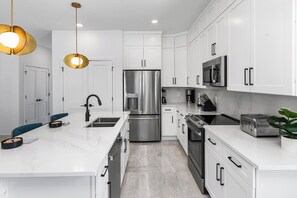 Fridge, microwave, oven, stovetop - Villa Rosa | Fantastic I-Drive retreat w/ high-end amenities -near top shopping (Orlando)