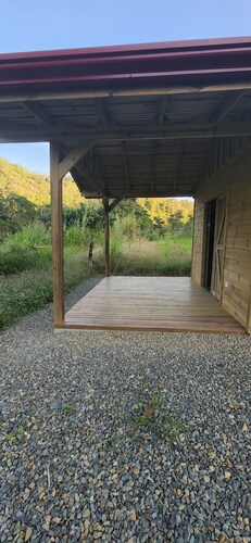 Acogedoras cabañas de madera Oso Perezoso, listas para su descanso en el campo.