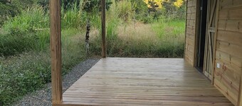 Acogedoras cabañas de madera Oso Perezoso, listas para su descanso en el campo.