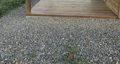 Acogedoras cabañas de madera Oso Perezoso, listas para su descanso en el campo.