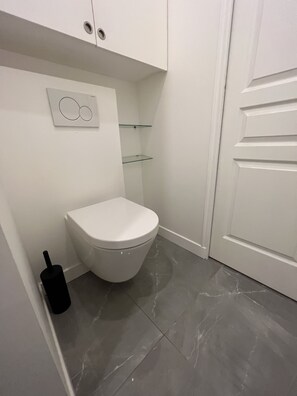 SĂšche-cheveux, serviettes fournies, papier toilette