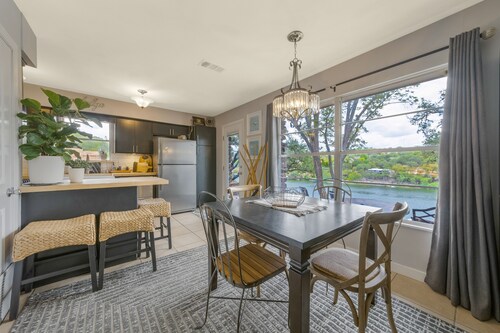 Stunning waterfront views, Walking distance to many restaurants 