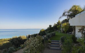 Property grounds - Palombaggia - "CASA NOSTRA" : Exclusive luxury with a breathtaking sea view (Porto-Vecchio)