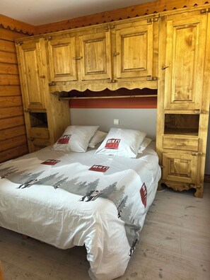 2 bedrooms, in-room safe, iron/ironing board, travel crib