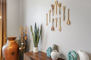 Interior - Roadmap Lodging: 3/2 East ATX, Private, Pet Friendly, Fenced Backyard (Austin)