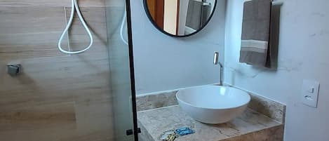 タオル、石鹸、シャンプー、トイレットペーパー