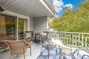 Outdoor dining - Steps to East Beach & Pet Friendly w/ 2 King Beds (St. Simons Island)