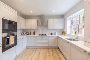 Mikrowelle, Toaster, Kochgeschirr/Geschirr/Besteck