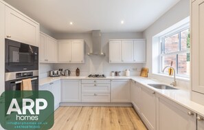 Mikrobølgeovn, brødrister, køkkentøj/tallerkener/redskaber