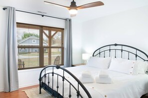 3 bedrooms, desk, iron/ironing board, travel crib