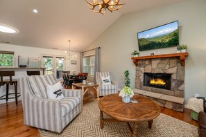 Smart TV, chimenea, reproductor de DVD, libros