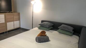1 slaapkamer, een strijkplank/strijkijzer, reisbedje, gratis wifi