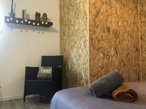 1 habitación, tabla de planchar con plancha y cuna de viaje