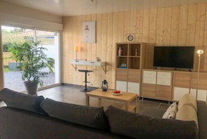 TV, DVD player, books, stereo