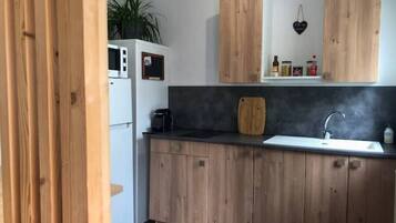 Een koelkast, een magnetron, een oven, een kookplaat