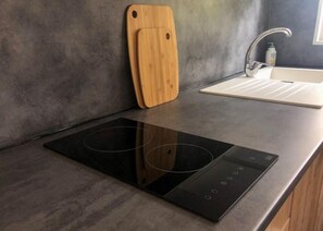 Frigorífico, microondas, horno y placa de cocina