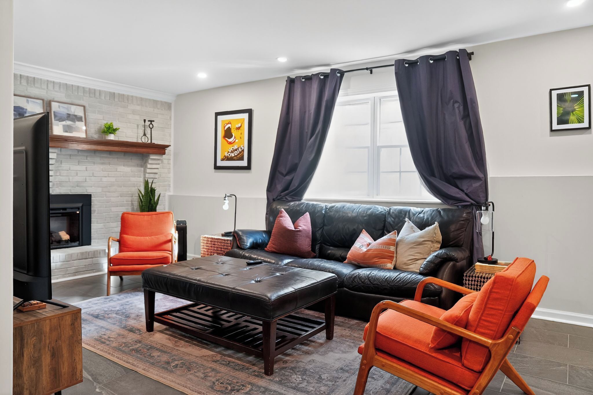 Smart-TV, Kamin, Videospiele, Bücher