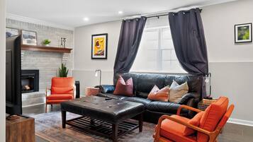 Smart-TV, Kamin, Videospiele, Bücher