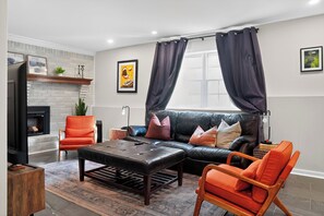 Älytelevisio, takka, videopelejä, kirjoja