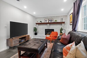 Smart TV, lareira, videogames, livros