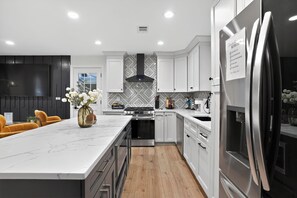 Jääkaappi, mikroaaltouuni, uuni, liesi