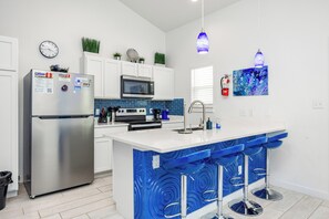 Fridge, microwave, oven, stovetop - Experience a ‘blu-tiful’ retreat: Pet-Friendly, Private Patio, Pool & More (Corpus Christi)