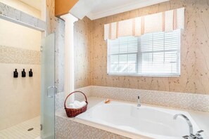 Baignoire à jets, serviettes fournies, savon, shampoing