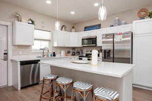 雪櫃、微波爐、焗爐、爐具