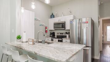 Réfrigérateur, micro-ondes, four, plaque de cuisson