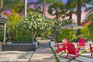 Terrace/patio - Erwin Estate - A Perfect Blend of Modern Elegance with Mid-Century Undertones (Woodland Hills)
