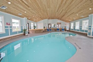 Una piscina cubierta, una piscina climatizada