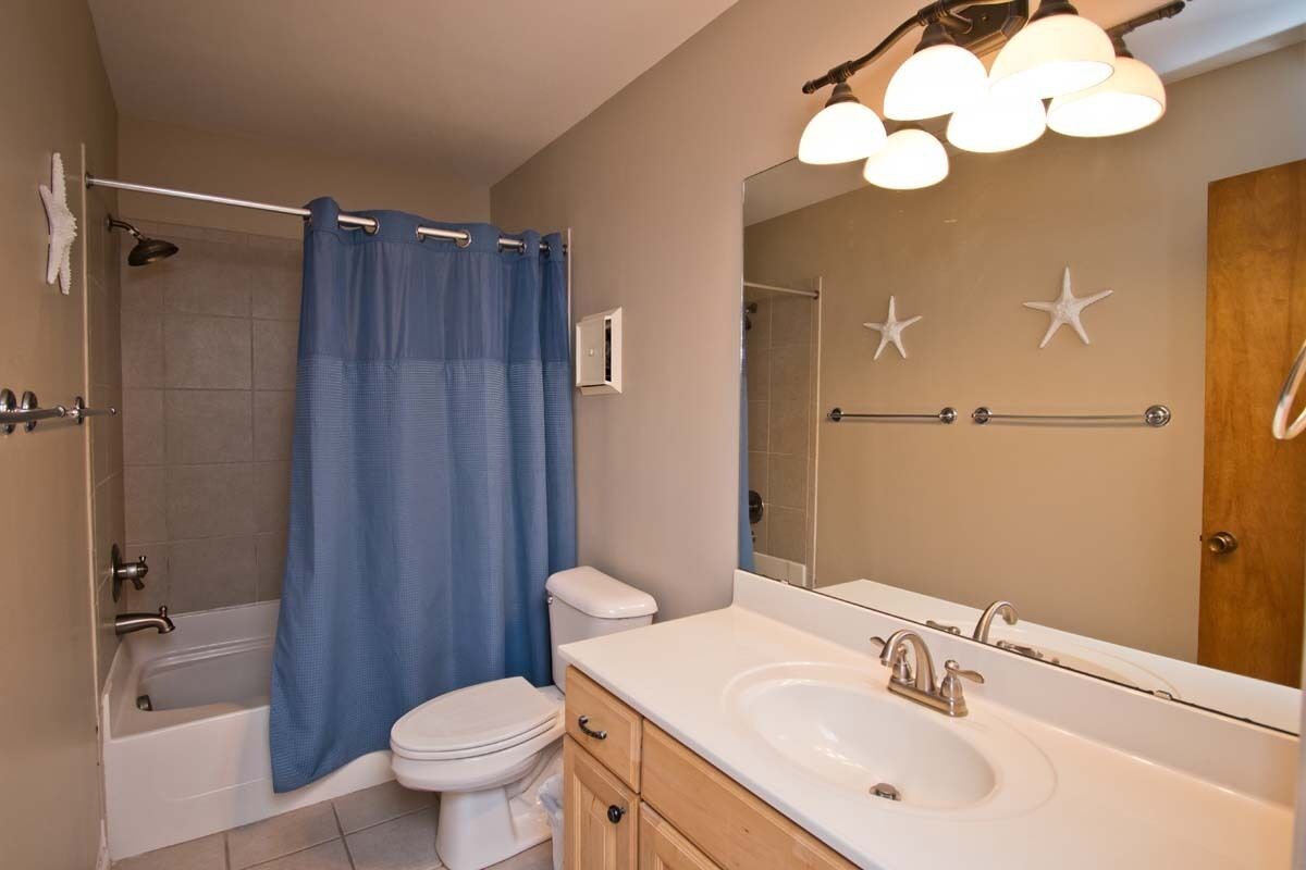Ein Badezimmer mit Badewanne, Toilette und Waschbecken.