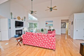 Televisión, chimenea, reproductor de DVD, estéreo