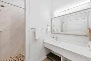 Dusche, Haartrockner, Handtücher, Toilettenpapier