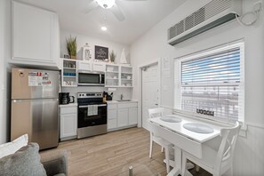 Kylskåp, mikrovågsugn, ugn och spishäll