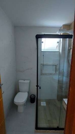 Serviettes fournies, savon, shampoing, papier toilette