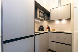 冷蔵庫、電子レンジ、コーヒー / ティーメーカー、トースター