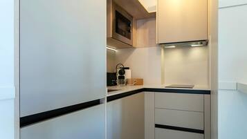 Cafetera y tetera, refrigerador, microondas y tostadora