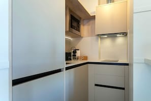 Kahvin-/teenkeitin, jääkaappi, mikroaaltouuni, leivänpaahdin