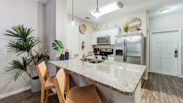 Een koelkast, een magnetron, een oven, een kookplaat