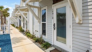Una hilera de casas blancas con un letrero que dice 'Pirate Hook'.