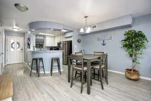 Dining - Stunning Waterfront Views at this Pet-Friendly Fishing Retreat (Corpus Christi)