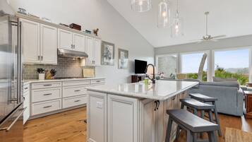 Réfrigérateur, micro-ondes, four, plaque de cuisson