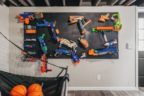 Interior - Sleeps 16, Nerf wall, Game Room, fully fenced yard (LaFayette)