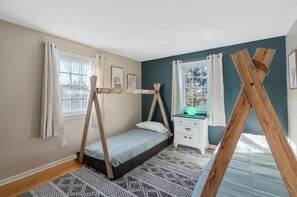 5 bedrooms, iron/ironing board, WiFi, bed sheets - Sleeps 16, Nerf wall, Game Room, fully fenced yard (LaFayette)
