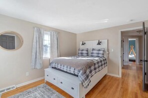 5 bedrooms, iron/ironing board, WiFi, bed sheets - Sleeps 16, Nerf wall, Game Room, fully fenced yard (LaFayette)