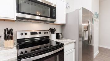 Frigorifero, microonde, forno, piano cottura