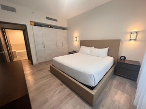 1 soverom, skrivebord og sengetøy