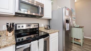 雪櫃、微波爐、焗爐、爐具